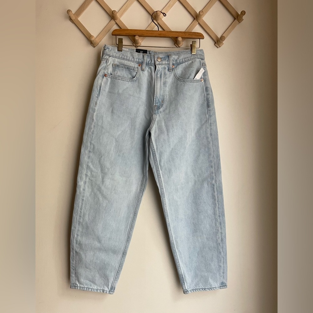 GAP | Light wash high rise Barrel Jeans NWT | Size 28